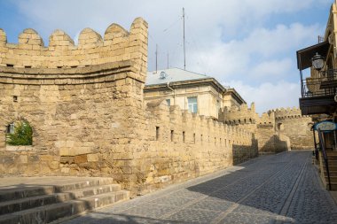 Bakü, Azerbaycan. 9 Ekim 2025. Şehir merkezindeki eski şehir duvarlarının panoramik görüntüsü.