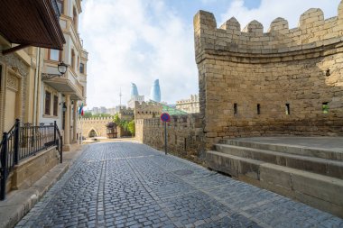 Bakü, Azerbaycan. 9 Ekim 2025. Şehir merkezindeki eski şehir duvarlarının panoramik görüntüsü.