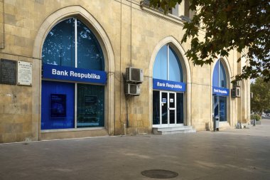 Bakü, Azerbaycan. 9 Ekim 2025. Respublika Bankası 'nın şehir merkezindeki şubesinin dış görüntüsü