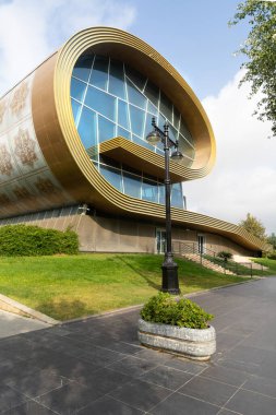 Bakü, Azerbaycan. 9 Ekim 2025. Şehir merkezindeki Bakü Sahil Ulusal Parkı 'ndaki Azerbaycan Halı Müzesi' nin dış görünüşü