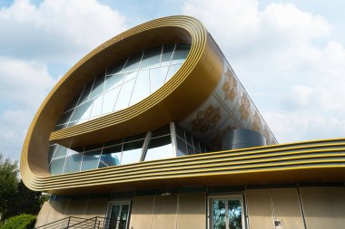 Bakü, Azerbaycan. 9 Ekim 2025. Şehir merkezindeki Bakü Sahil Ulusal Parkı 'ndaki Azerbaycan Halı Müzesi' nin dış görünüşü