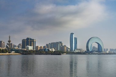 Bakü, Azerbaycan. 9 Ekim 2025. Şehir merkezindeki Crescent Otel binasının dış görüntüsü.