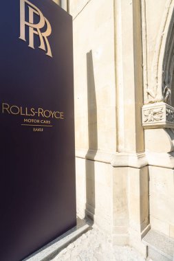 Bakü, Azerbaycan. 9 Ekim 2025. Şehir merkezindeki Rolls Royce bayiliğinin dış görünüşü