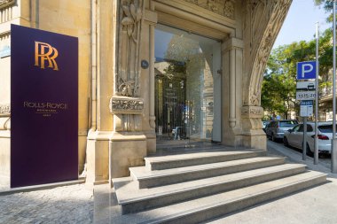 Bakü, Azerbaycan. 9 Ekim 2025. Şehir merkezindeki Rolls Royce bayiliğinin dış görünüşü