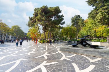 Bakü, Azerbaycan. 9 Ekim 2025. Şehir merkezindeki Çeşme Meydanı manzarası