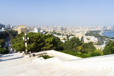 Bakü, Azerbaycan. 9 Ekim 2025. Tepeden denizin panoramik manzarası.