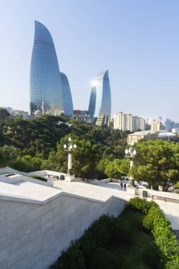 Bakü, Azerbaycan. 9 Ekim 2025. Şehir merkezindeki alev kulelerinin panoramik görüntüsü