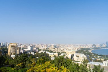Bakü, Azerbaycan. 9 Ekim 2025. Tepeden denizin panoramik manzarası.
