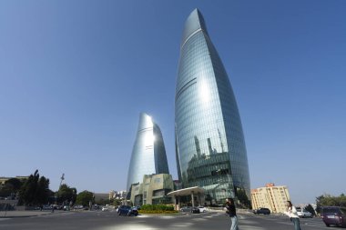 Bakü, Azerbaycan. 9 Ekim 2025. Şehir merkezindeki alev kulelerinin panoramik görüntüsü