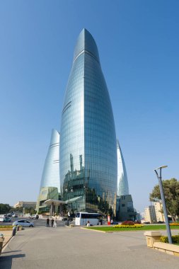 Bakü, Azerbaycan. 9 Ekim 2025. Şehir merkezindeki alev kulelerinin panoramik görüntüsü