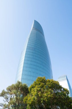 Bakü, Azerbaycan. 9 Ekim 2025. Şehir merkezindeki alev kulelerinin panoramik görüntüsü