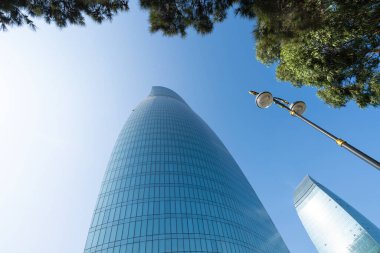 Bakü, Azerbaycan. 9 Ekim 2025. Şehir merkezindeki alev kulelerinin panoramik görüntüsü