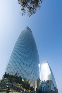 Bakü, Azerbaycan. 9 Ekim 2025. Şehir merkezindeki alev kulelerinin panoramik görüntüsü