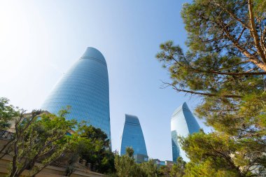 Bakü, Azerbaycan. 9 Ekim 2025. Şehir merkezindeki alev kulelerinin panoramik görüntüsü