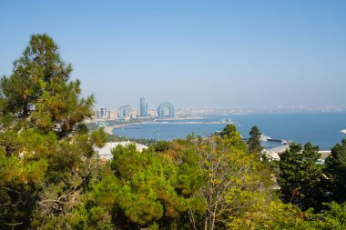Bakü, Azerbaycan. 9 Ekim 2025. Tepeden denizin panoramik manzarası.