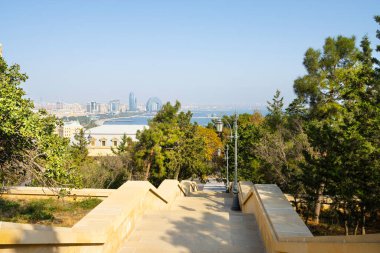 Bakü, Azerbaycan. 9 Ekim 2025. Tepeye çıkan basamaklardan şehrin panoramik manzarası.