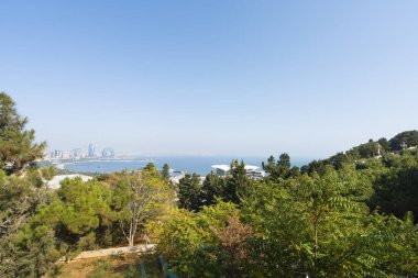 Bakü, Azerbaycan. 9 Ekim 2025. Tepeden denizin panoramik manzarası.