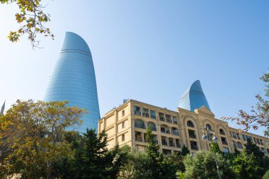 Bakü, Azerbaycan. 9 Ekim 2025. Şehir merkezindeki alev kulelerinin panoramik görüntüsü