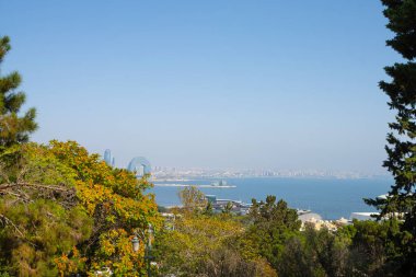 Bakü, Azerbaycan. 9 Ekim 2025. Tepeden denizin panoramik manzarası.