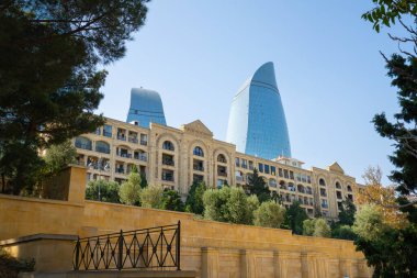 Bakü, Azerbaycan. 9 Ekim 2025. Şehir merkezindeki alev kulelerinin panoramik görüntüsü