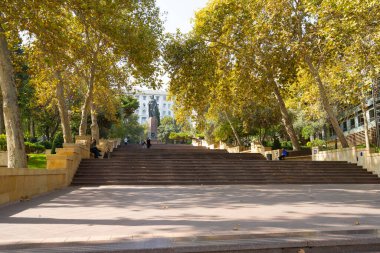 Bakü, Azerbaycan. 9 Ekim 2025. Nizami Ganjavi Anıtı 'nın diğer şehir merkezindeki manzarası.