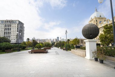 Bakü, Azerbaycan. 10 Ekim 2025. Heydar Aliyev Parkının şehir merkezindeki panoramik görüntüsü.