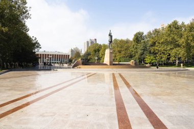 Bakü, Azerbaycan. 10 Ekim 2025, Heydar Aliyev 'in şehir merkezindeki bir parktaki heykeli.