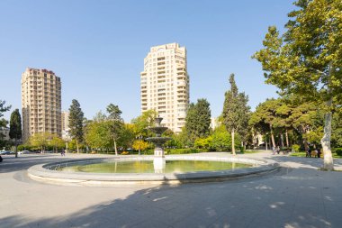 Bakü, Azerbaycan. 10 Ekim 2025. Şehir merkezindeki Samad Vurgun Parkı manzarası.