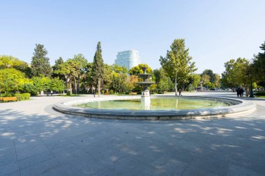 Bakü, Azerbaycan. 10 Ekim 2025. Şehir merkezindeki Samad Vurgun Parkı manzarası.