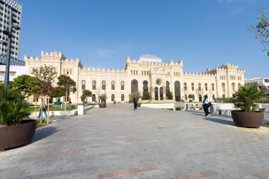 Bakü, Azerbaycan. 10 Ekim 2025. Şehir merkezindeki Bakü tren istasyonunun dış görünüşü