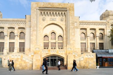 Bakü, Azerbaycan. 10 Ekim 2025. Şehir merkezindeki Azerbaycan Demiryolu Müzesi 'nin dış görünüşü