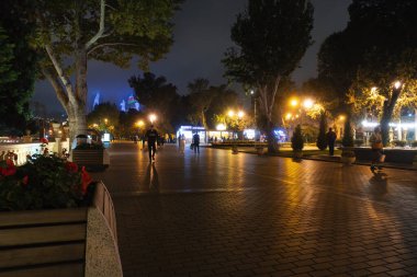 Bakü, Azerbaycan. 9 Ekim 2025. Şehir merkezindeki rıhtımın gece manzarası.