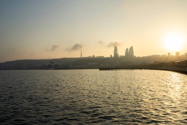 Bakü, Azerbaycan. 9 Ekim 2025. Gün batımında şehrin panoramik manzarası