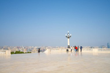 Bakü, Azerbaycan. 9 Ekim 2025. Şehir merkezindeki panoramik gözlem terası.
