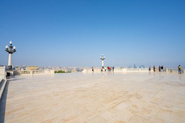 Bakü, Azerbaycan. 9 Ekim 2025. Şehir merkezindeki panoramik gözlem terası.