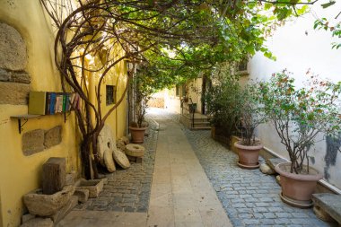 Bakü, Azerbaycan. 9 Ekim 2025. Şehrin tarihi merkezindeki bir evin dış duvarında eski kitaplarla dolu bir raf.