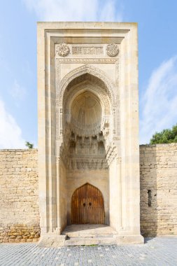 Bakü, Azerbaycan. 9 Ekim 2025. Şehrin tarihi merkezindeki eski bir evin ahşap kapısı.