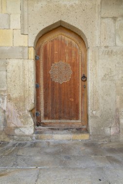 Bakü, Azerbaycan. 9 Ekim 2025. Şehrin tarihi merkezindeki eski bir evin ahşap kapısı.