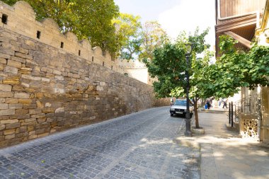 Bakü, Azerbaycan. 10 Ekim 2025. Şehir merkezindeki antik şehir duvarlarının manzarası.