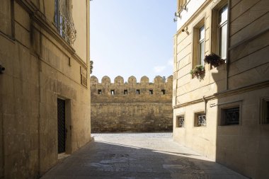 Bakü, Azerbaycan. 10 Ekim 2025. Şehir merkezindeki antik şehir duvarlarının manzarası.