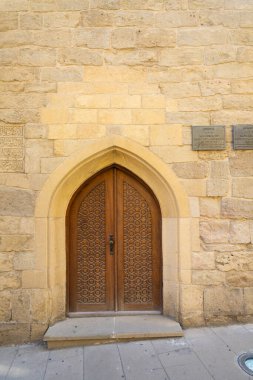 Bakü, Azerbaycan. 10 Ekim 2025. Eski şehrin merkezindeki bir evin tipik antik giriş kapısı.