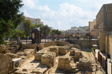 Bakü, Azerbaycan. 10 Ekim 2025. Şehir merkezindeki Hacı Bani Hamamı 'nın panoramik manzarası.