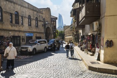 Bakü, Azerbaycan. 10 Ekim 2025. Eski şehrin merkezindeki bir caddede turist manzarası.
