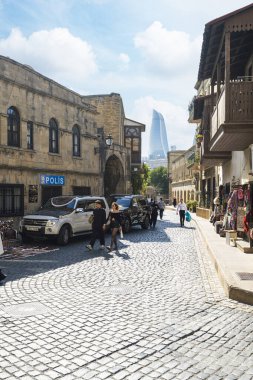 Bakü, Azerbaycan. 10 Ekim 2025. Eski şehrin merkezindeki bir caddede turist manzarası.