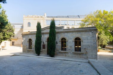 Bakü, Azerbaycan. 10 Ekim 2025. Şehir merkezindeki geleneksel sanatlar için Icherisheher Merkezi 'nin dış görünümü