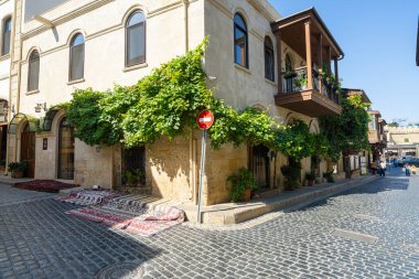 Bakü, Azerbaycan. 10 Ekim 2025. Eski şehrin merkezindeki geleneksel ahşap bir balkon manzarası.