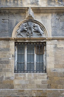 Bakü, Azerbaycan. 10 Ekim 2025. Tarihi şehir merkezinde eski bir pencere.