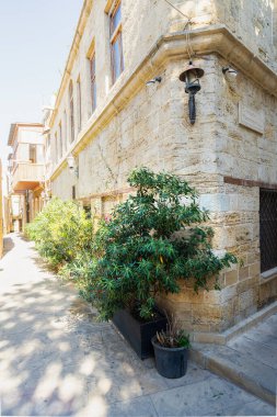 Bakü, Azerbaycan. 10 Ekim 2025. Tarihi şehir merkezindeki dar sokaklar arasındaki tipik eski evler.