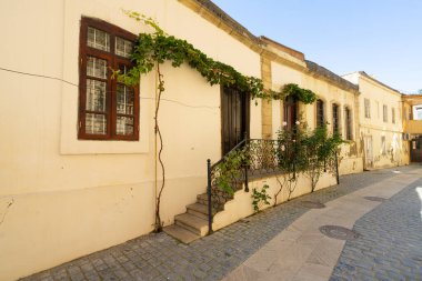 Bakü, Azerbaycan. 10 Ekim 2025. Tarihi şehir merkezindeki dar sokaklar arasındaki tipik eski evler.