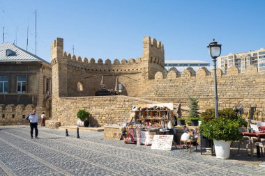 Bakü, Azerbaycan. 10 Ekim 2025. Şehir merkezindeki antik şehir duvarlarının manzarası.